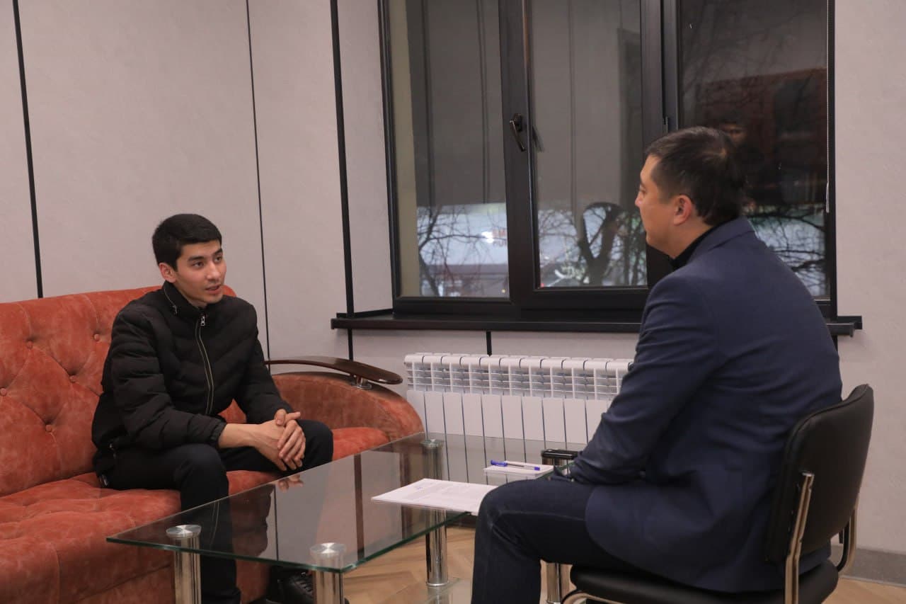 Tuman hokimi yoshlarning murojaat va takliflarini tingladi