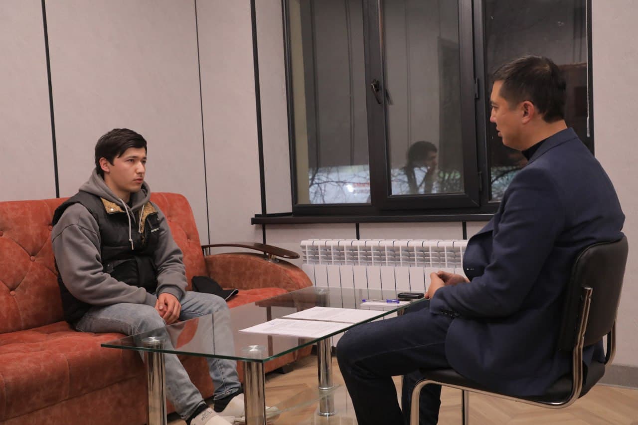 Tuman hokimi yoshlarning murojaat va takliflarini tingladi