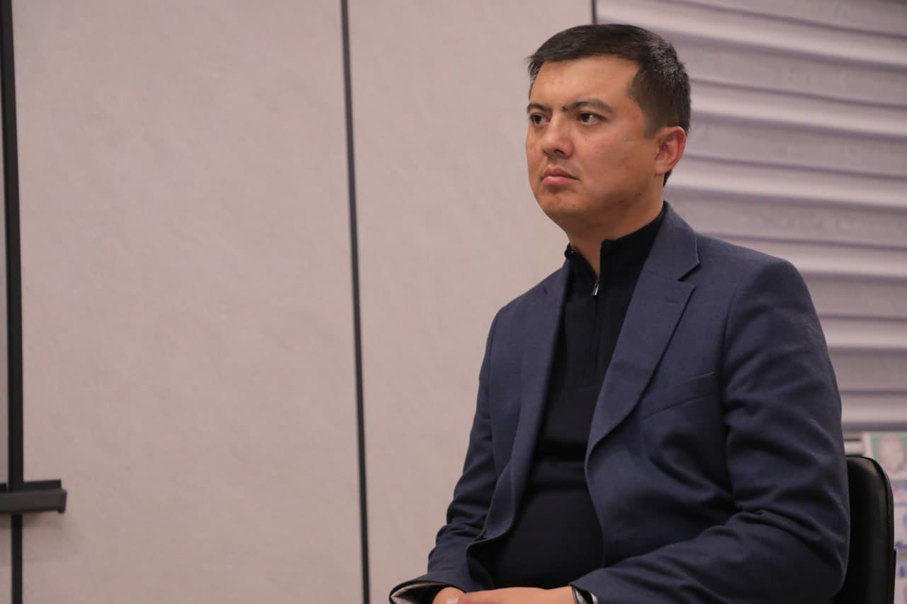 Tuman hokimi yoshlarning murojaat va takliflarini tingladi