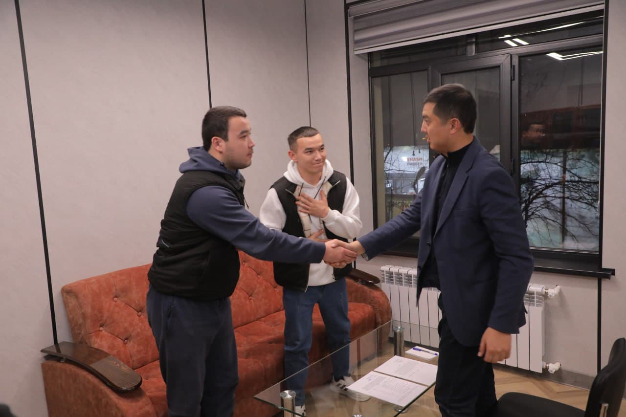 Tuman hokimi yoshlarning murojaat va takliflarini tingladi