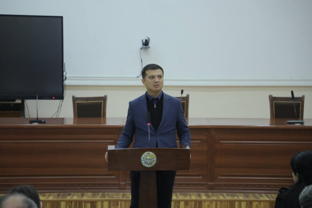 Tuman hokimi davlat xizmatchilari faoliyatida intizom masalalariga alohida e’tibor qaratdi