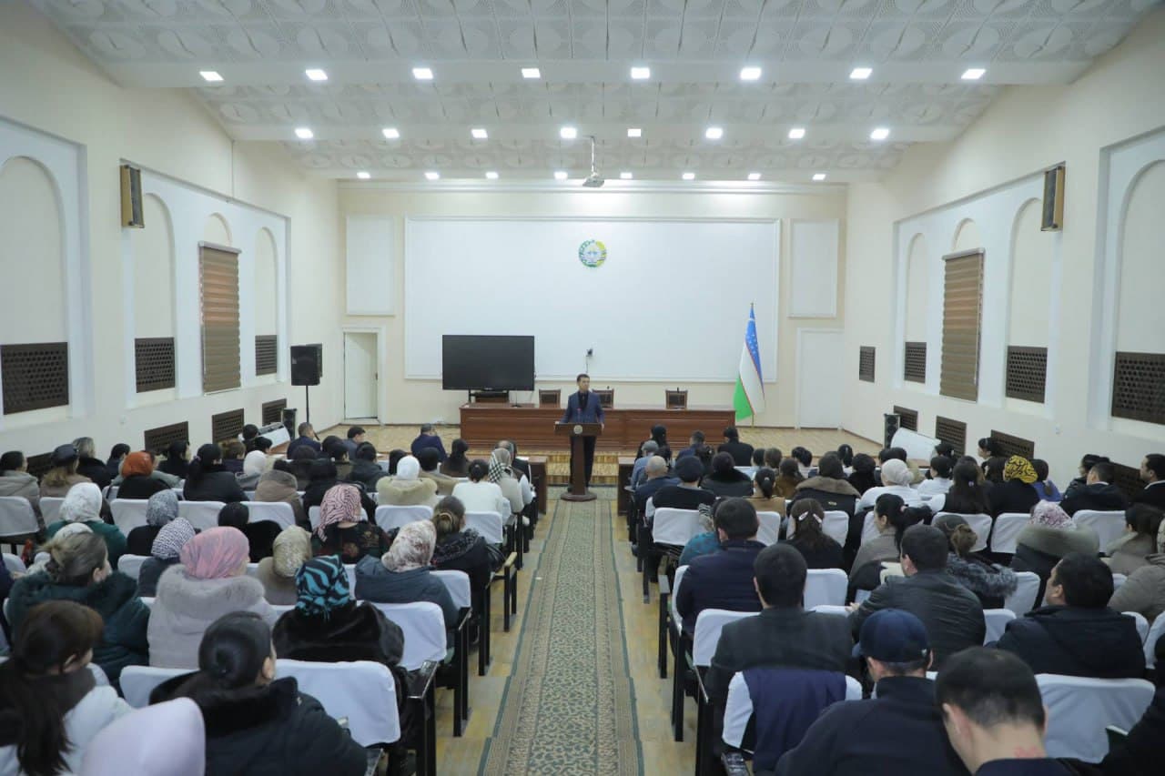 Tuman hokimi davlat xizmatchilari faoliyatida intizom masalalariga alohida e’tibor qaratdi