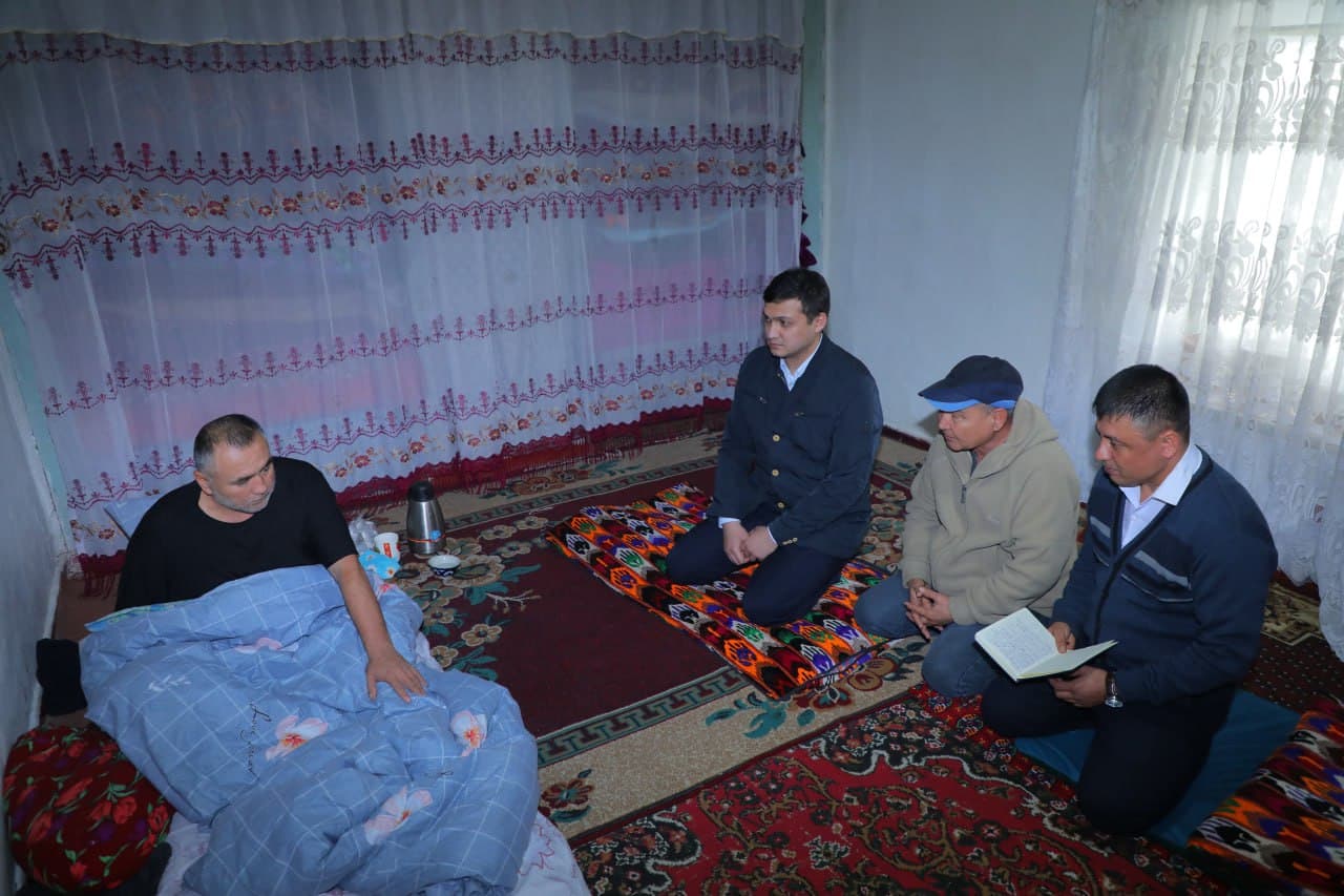 E’tibor va g‘amxo‘rlik: Nogironligi bo‘lgan fuqaroga aravachalar topshirildi