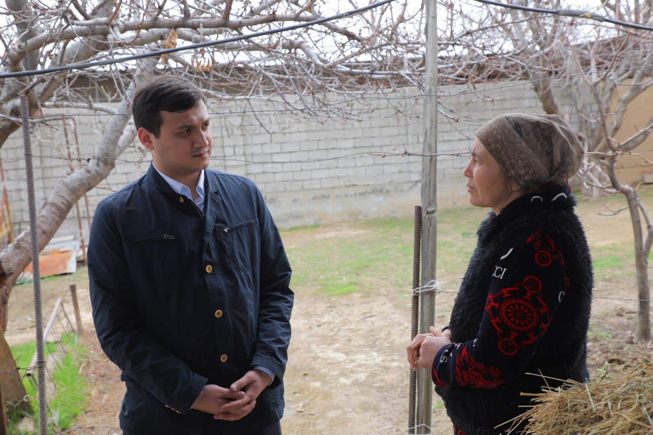 E’tibor va g‘amxo‘rlik: Nogironligi bo‘lgan fuqaroga aravachalar topshirildi