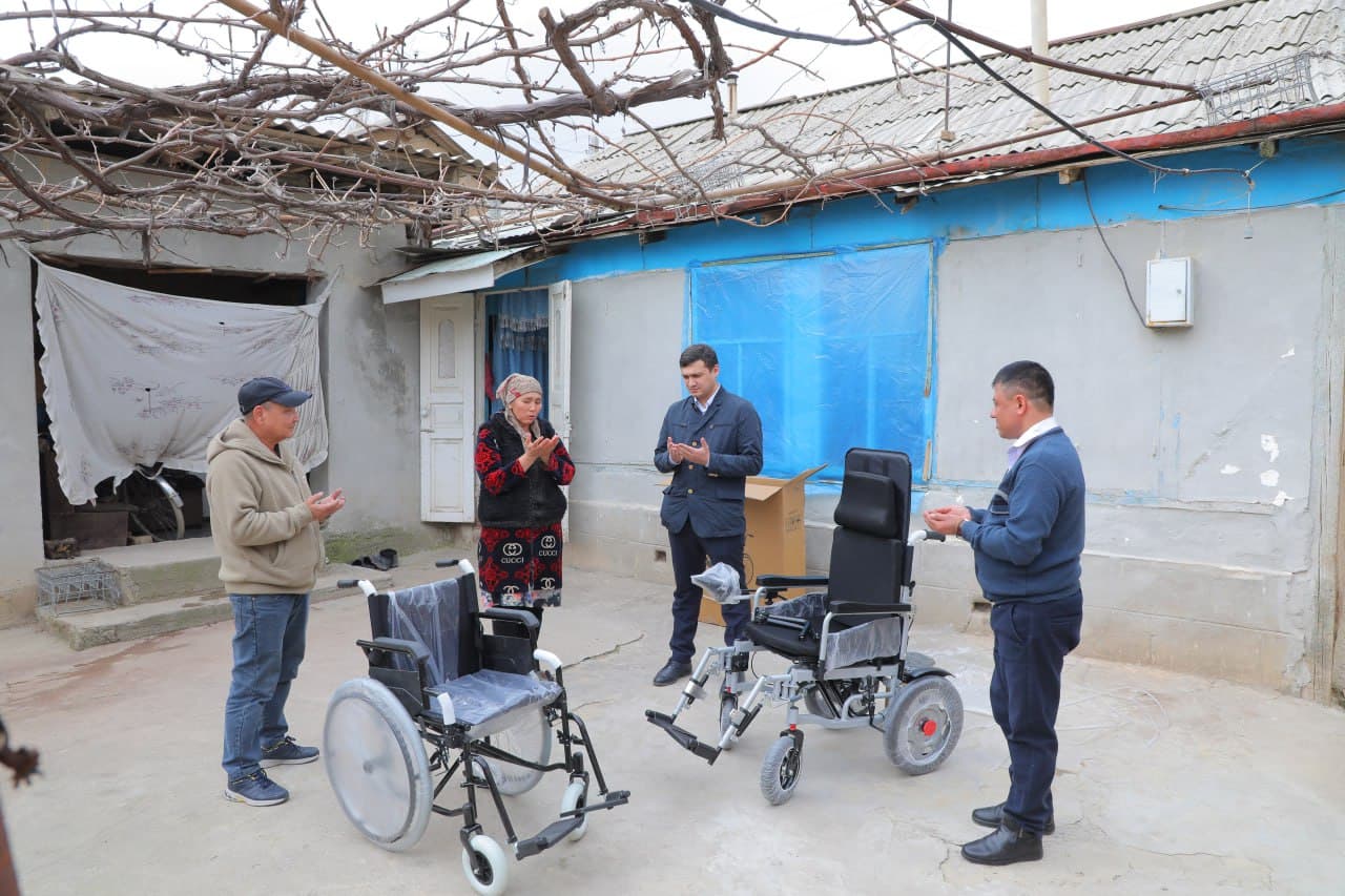 E’tibor va g‘amxo‘rlik: Nogironligi bo‘lgan fuqaroga aravachalar topshirildi