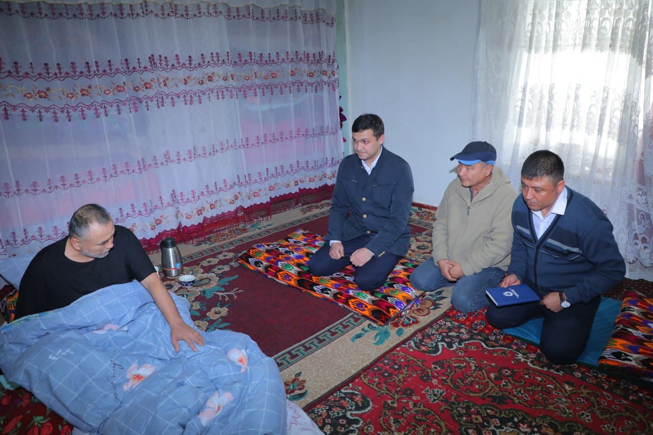 E’tibor va g‘amxo‘rlik: Nogironligi bo‘lgan fuqaroga aravachalar topshirildi