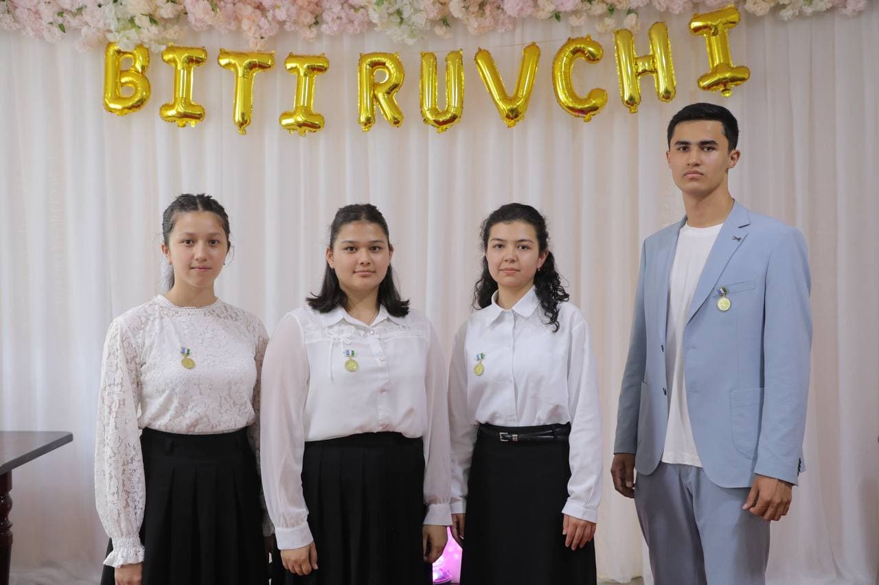 Qibrayda bitiruvchilarga oltin va kumush medallar topshirildi