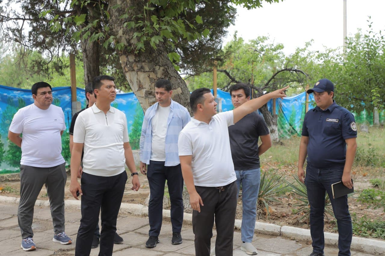 Tuman hokimi maktabdagi qurilish jarayonlarini ko’zdan kechirdi