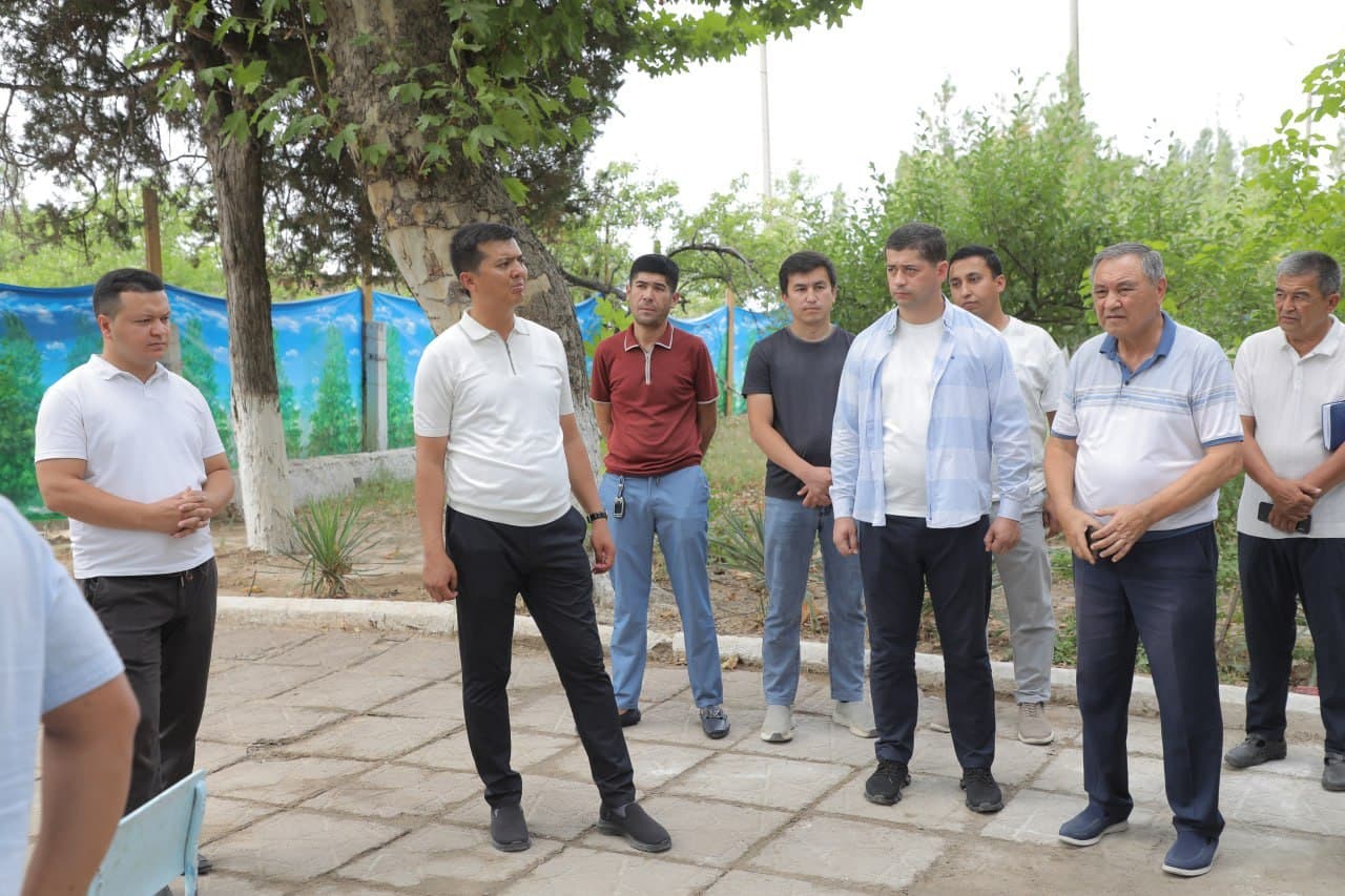 Tuman hokimi maktabdagi qurilish jarayonlarini ko’zdan kechirdi