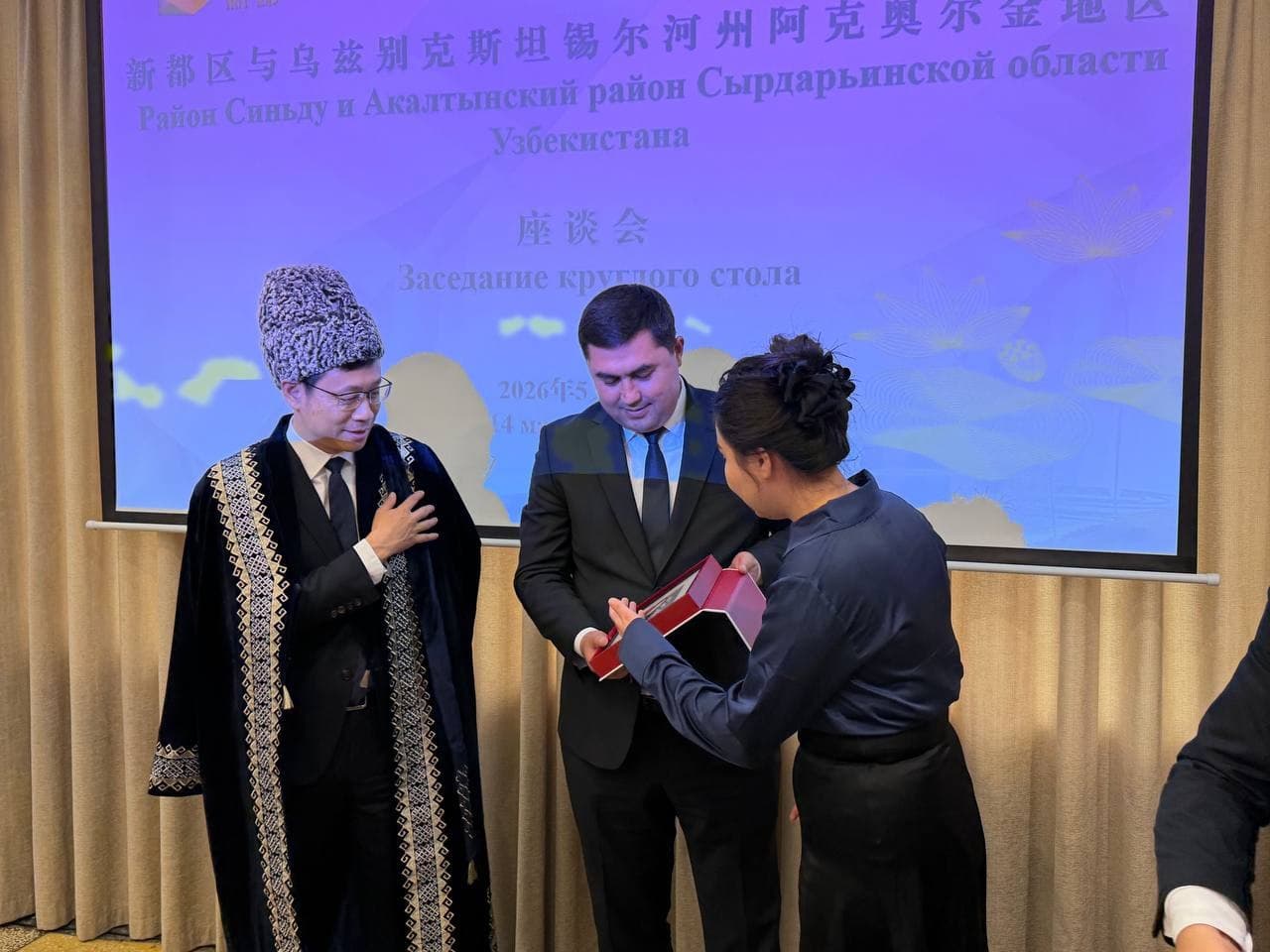 Oqoltin tumani delegatsiyasi hamda Chengdu shahri rahbariyati bilan o‘tkazilgan muloqot davomida ikki tomonlama hamkorlik istiqbollari muhokama qilinib, o‘zaro hamdo‘stlik memorandumi imzolandi.