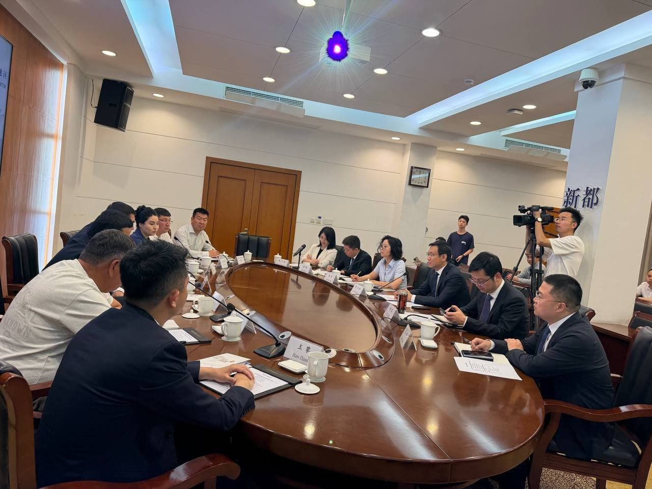 Oqoltin tumani delegatsiyasi hamda Chengdu shahri rahbariyati bilan o‘tkazilgan muloqot davomida ikki tomonlama hamkorlik istiqbollari muhokama qilinib, o‘zaro hamdo‘stlik memorandumi imzolandi.