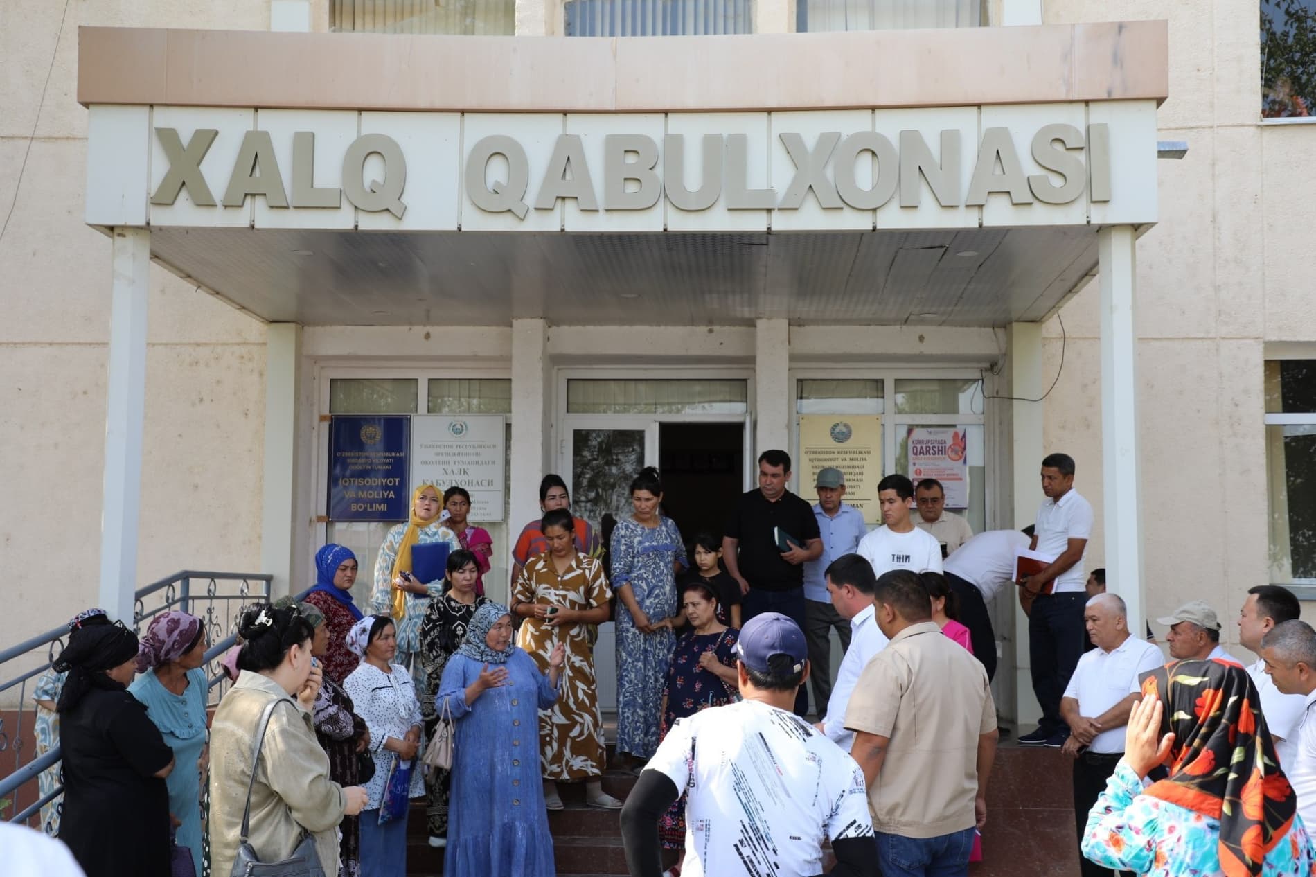 Xalq qabulxonasida murojaatlar tinglanib, yechimlar belgilanmoqda
