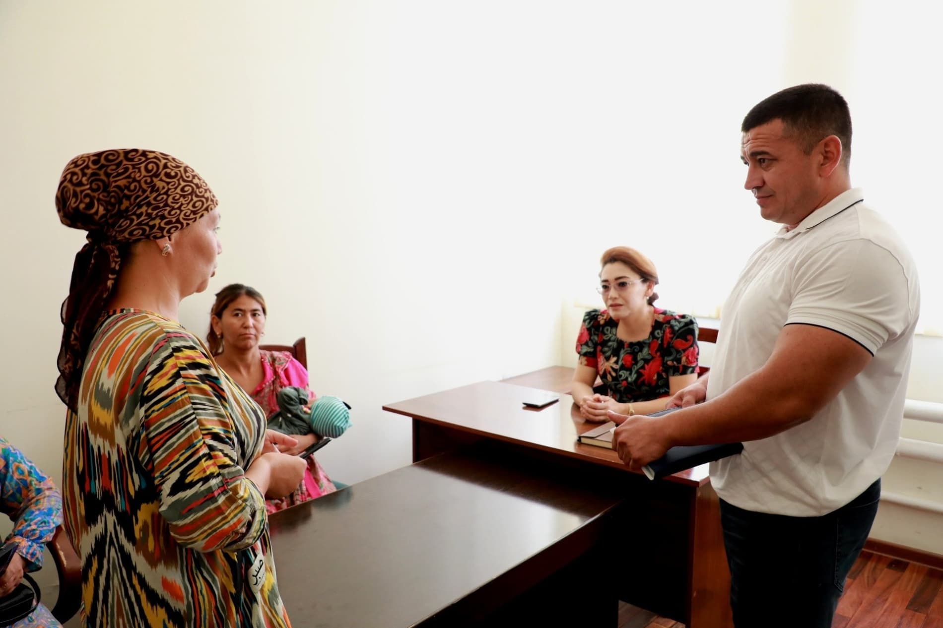 Xalq qabulxonasida murojaatlar tinglanib, yechimlar belgilanmoqda
