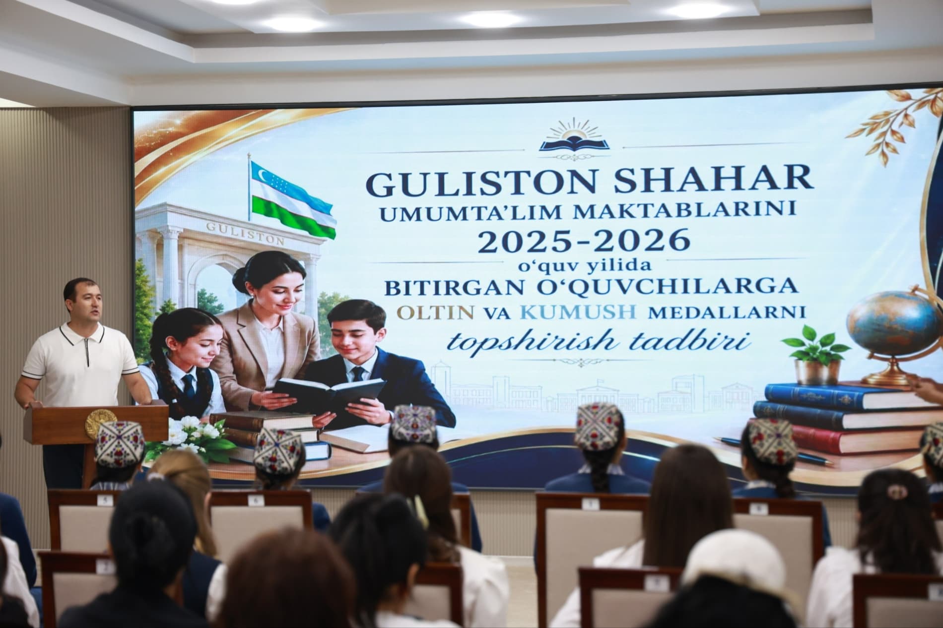 Umumta’lim maktablarini a’lo baholarga tamomlagan bitiruvchilarga oltin va kumush medallari topshirildi
