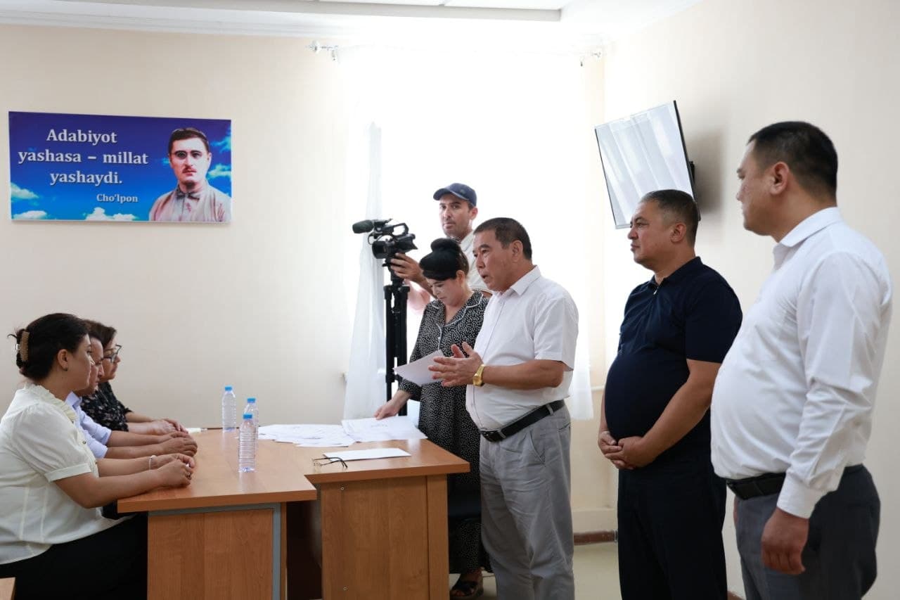 Guliston shahrida ta’lim muassasalari rahbarlari davlat tili boʻyicha savodxonligini aniqlash maqsadida yozma ish topshirdi