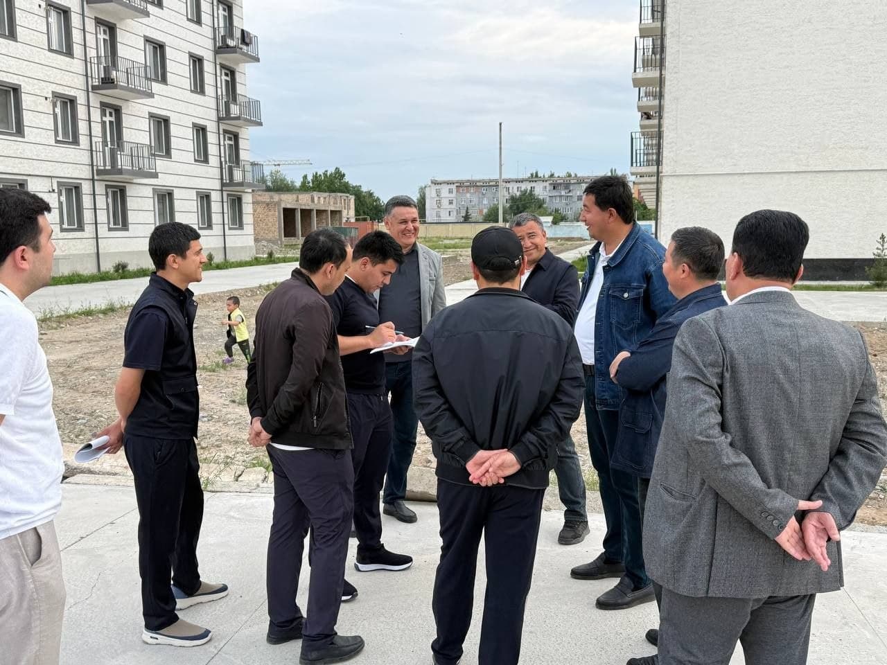 Bekobod shahrida mahallalarni rivojlantirish va infratuzilmani yaxshilash ishlari davom etmoqda
