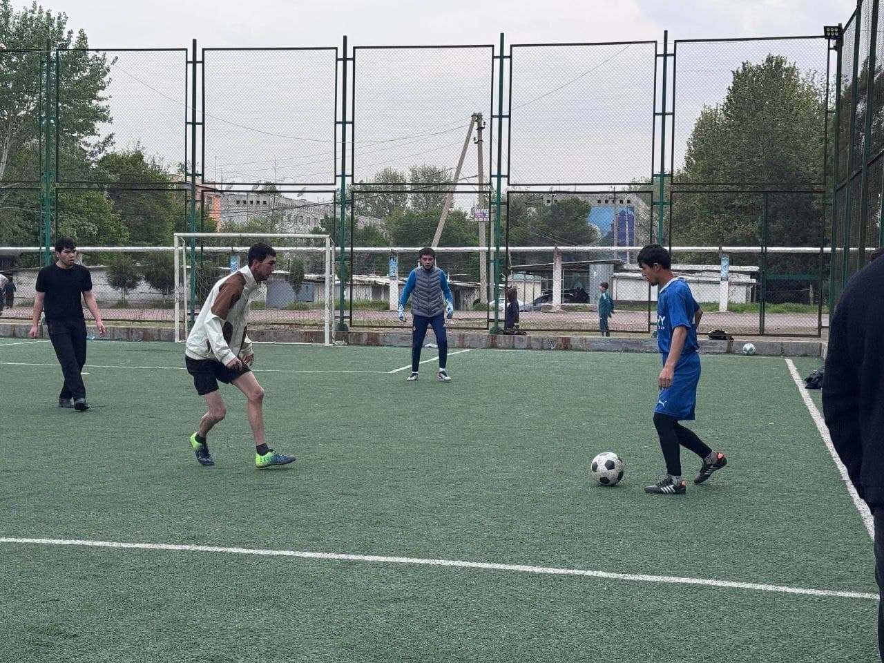 Angren shahrida DXX kubogi doirasida mahallalar o‘rtasida mini futbol musobaqalari qizg‘in ruhda davom etmoqda.