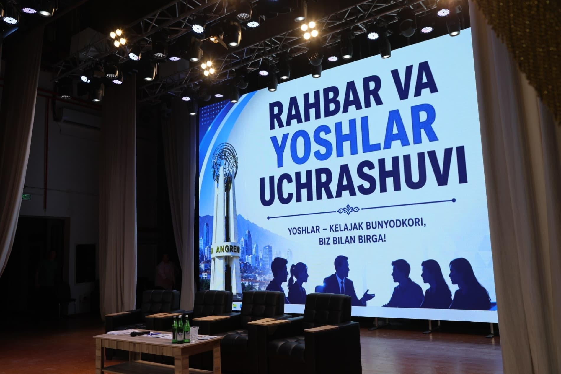 Angren shahrida “Payshanba — Yoshlar kuni” munosabati bilan rahbarlar va yoshlar uchrashuvi