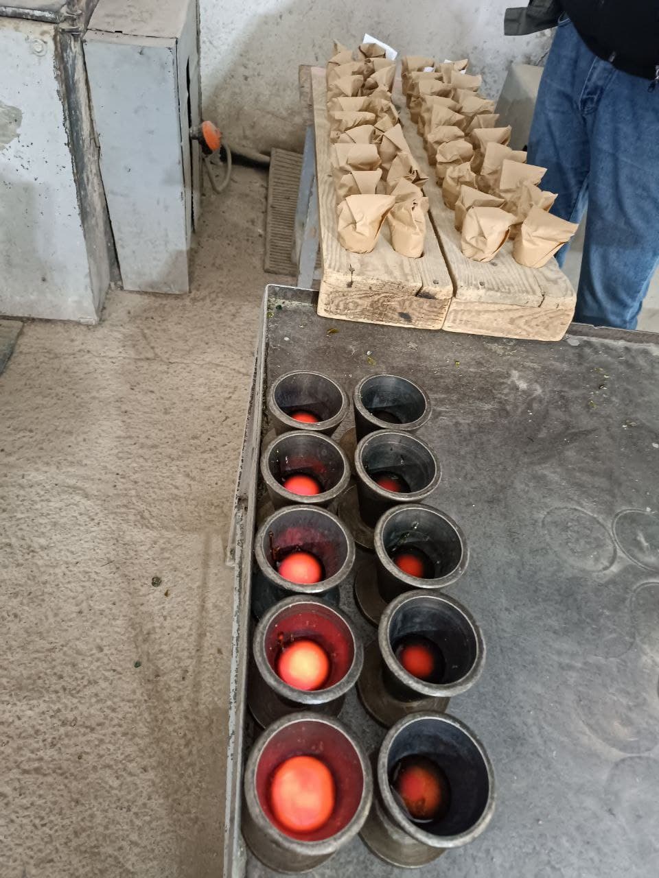 A practical lesson for participants of the course "Grinding and polishing of stone" was held in the Central Laboratory of Angren