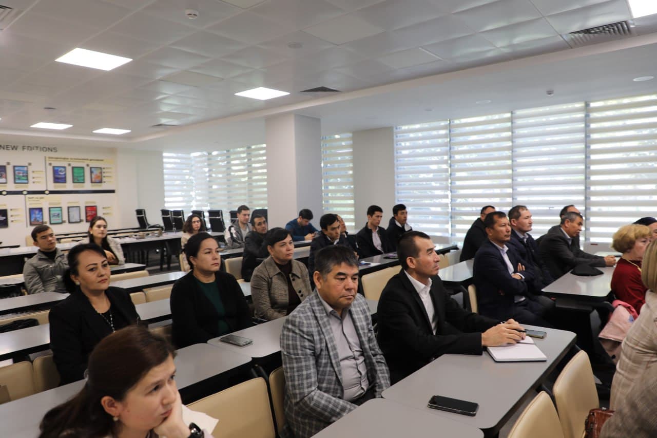 The University of Geological Sciences hosted a meeting with a crystallographic scientist