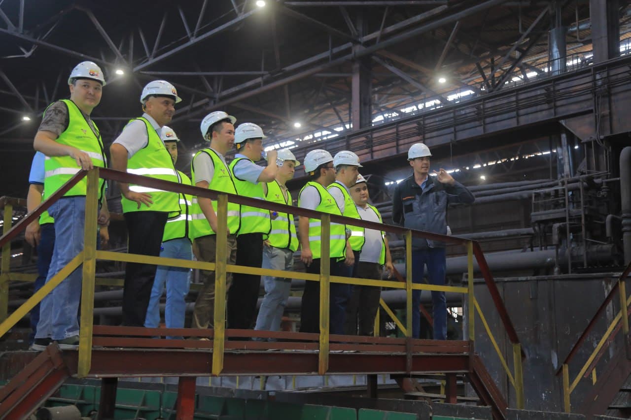 Staff of the Ministry of Mining Industry and Geology familiarised themselves with the activities of Uzmetkombinat JSC