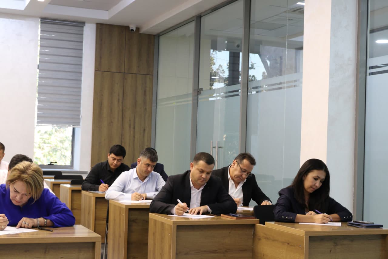 В министерстве проведён диктант под девизом «Узбекский язык объединяет всех нас!»