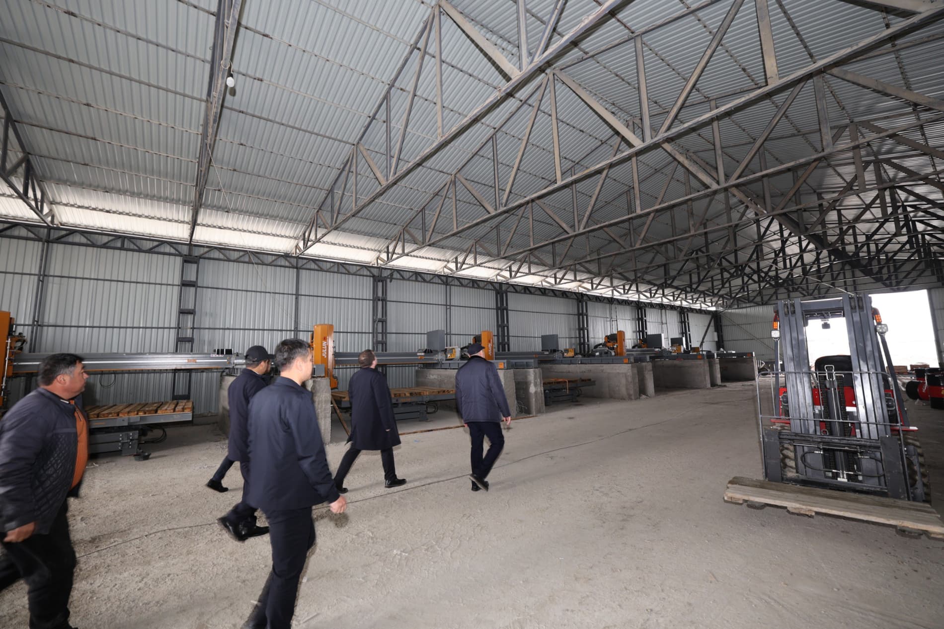 Служебная поездка в Хатырчи: новые заводы и решение проблем предпринимателей