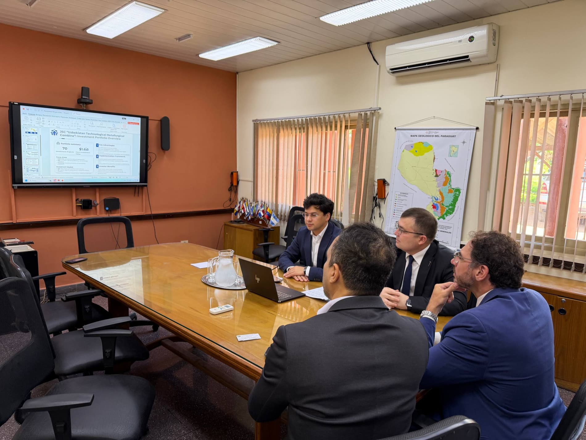 Meeting of the Ministry’s delegation with the Vice Minister of Mineral Resources and Energy of Paraguay