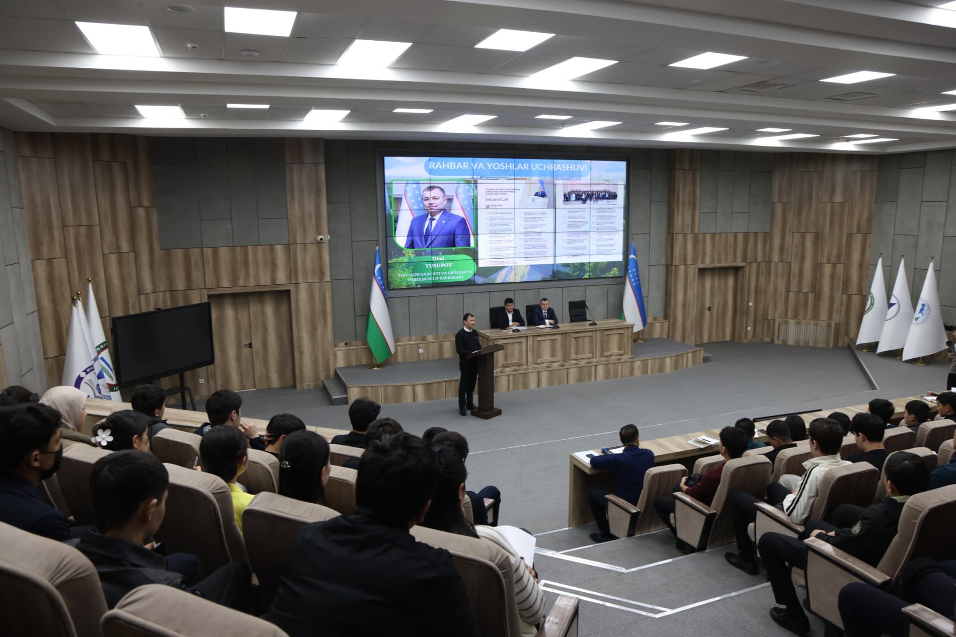 Заместитель министра провел встречу со студентами Университета геологических наук