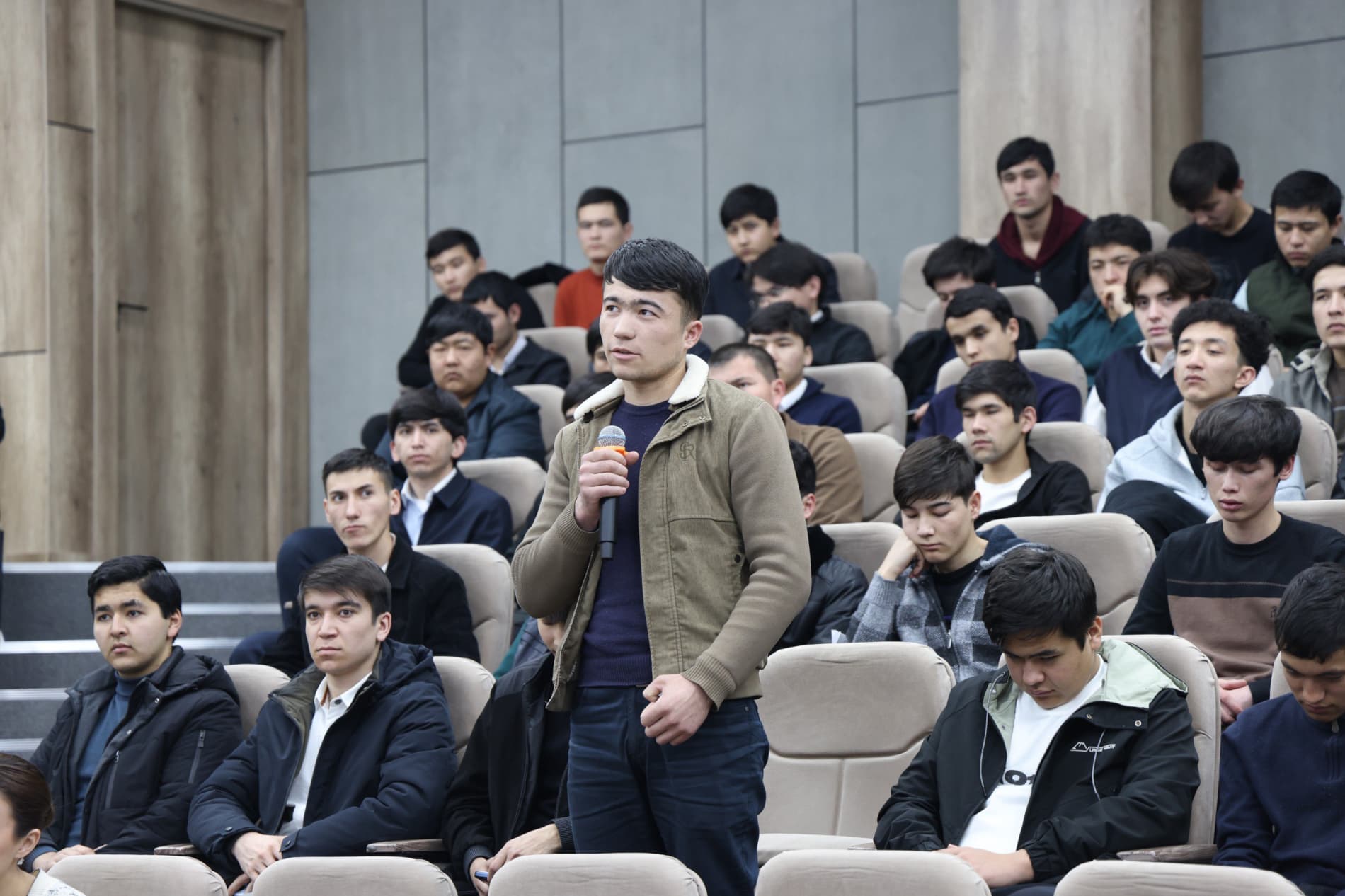 Заместитель министра провел встречу со студентами Университета геологических наук