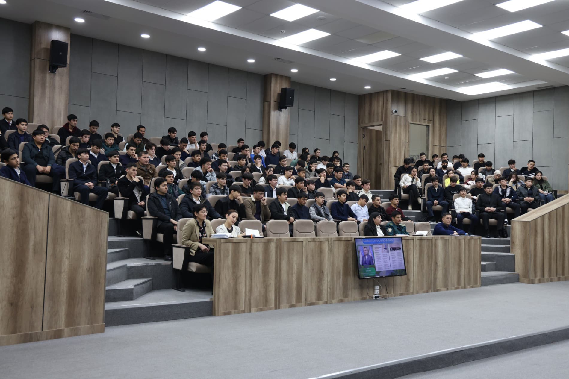 Заместитель министра провел встречу со студентами Университета геологических наук