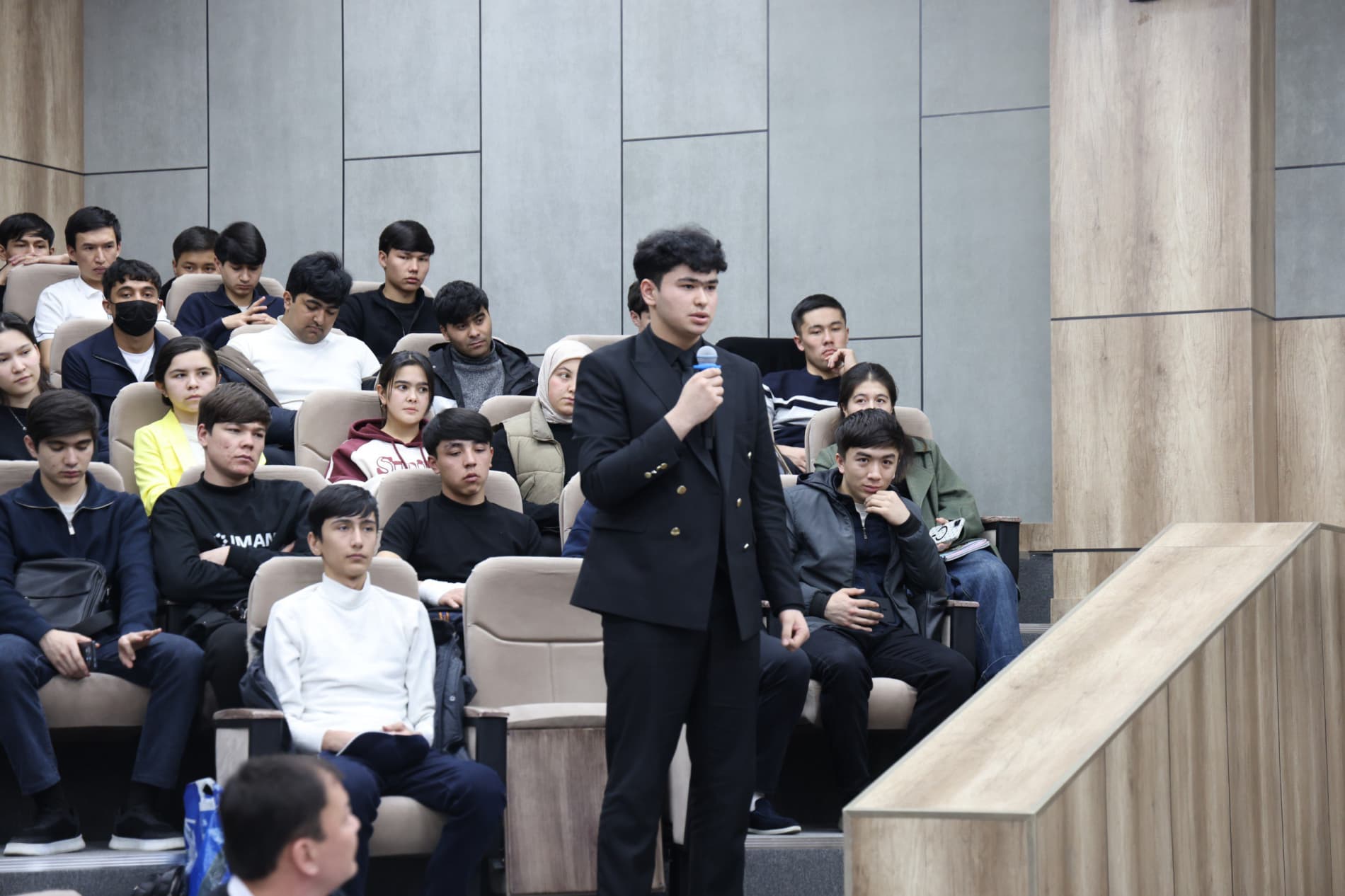 Заместитель министра провел встречу со студентами Университета геологических наук