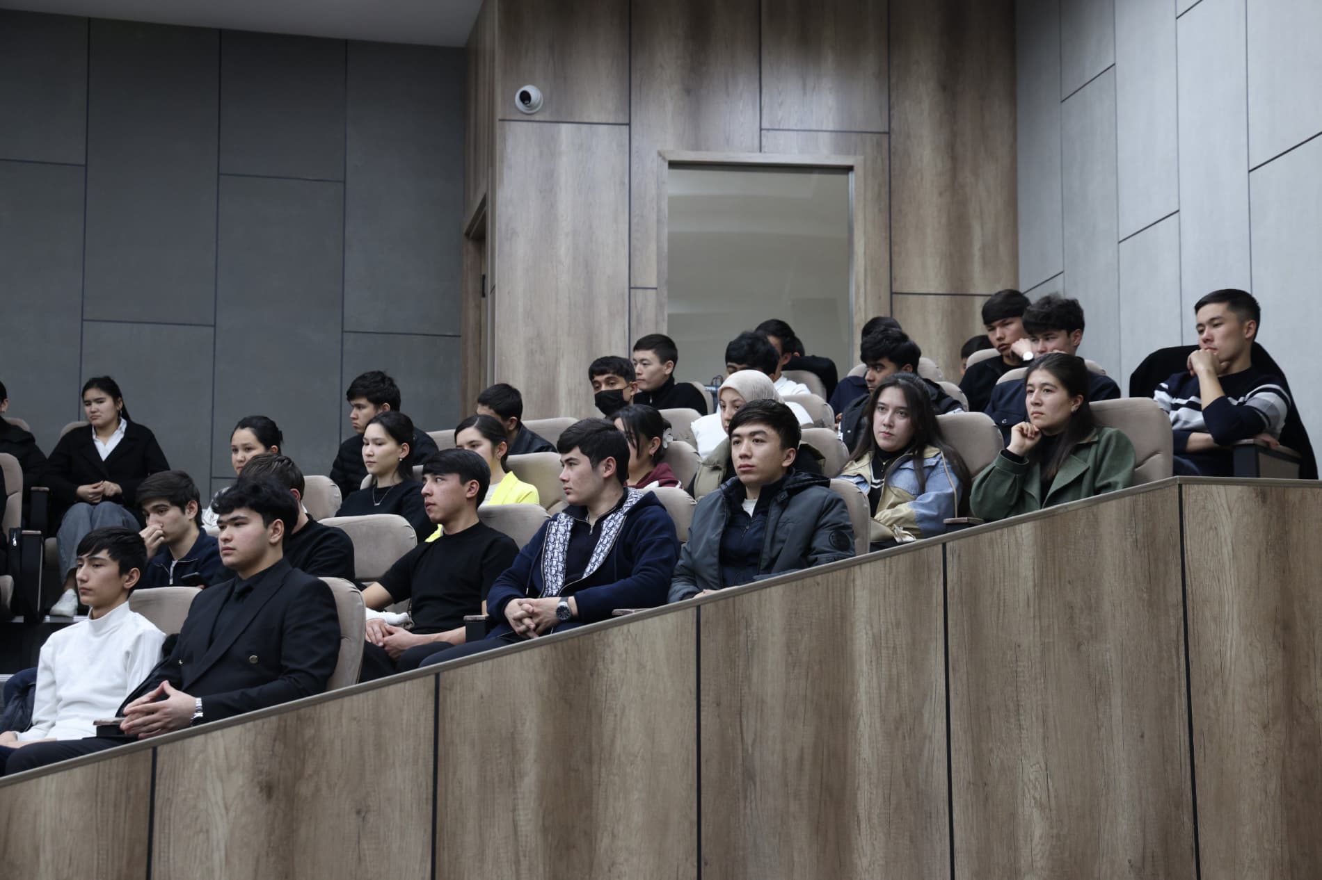 Заместитель министра провел встречу со студентами Университета геологических наук