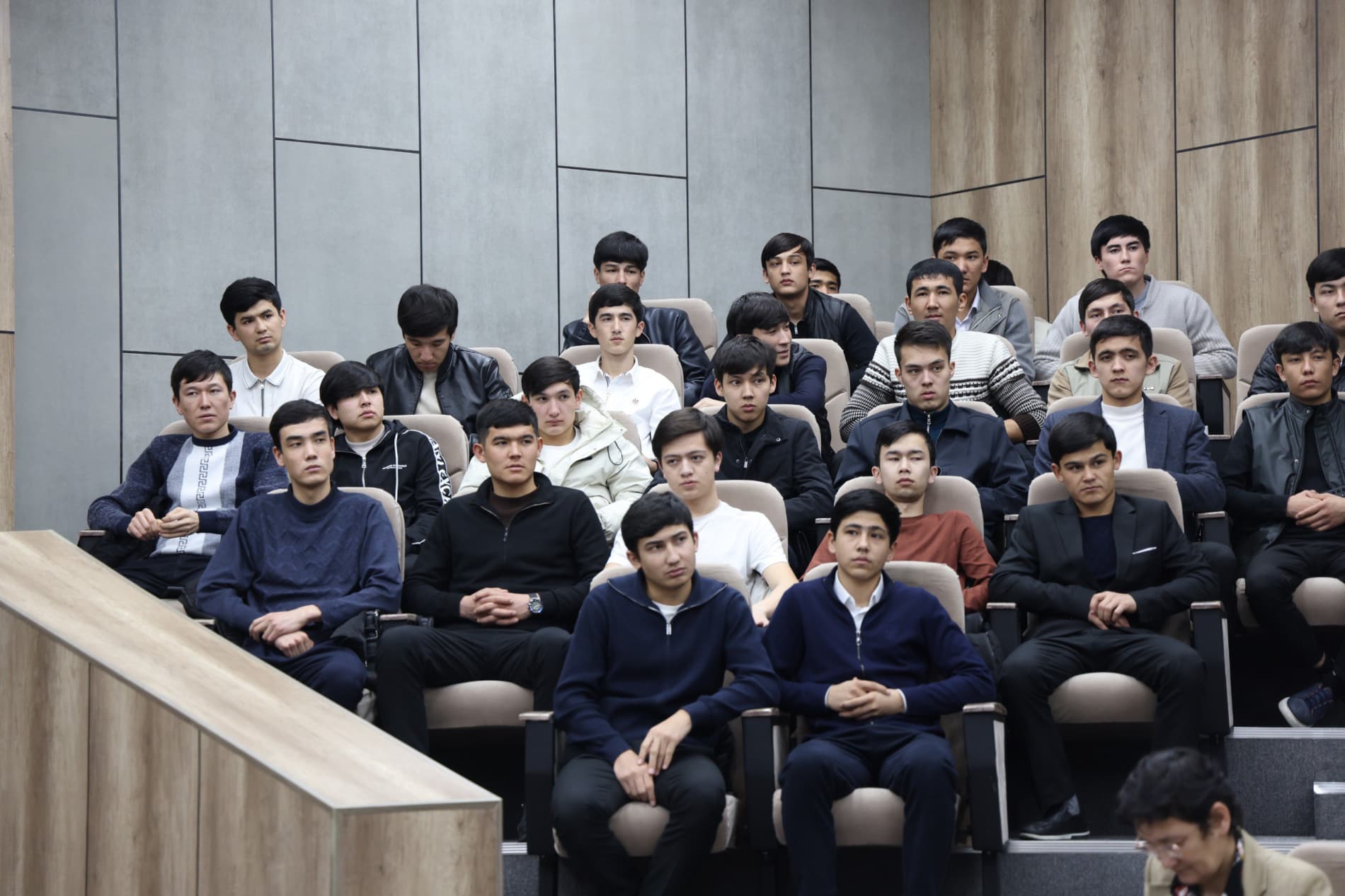 Заместитель министра провел встречу со студентами Университета геологических наук