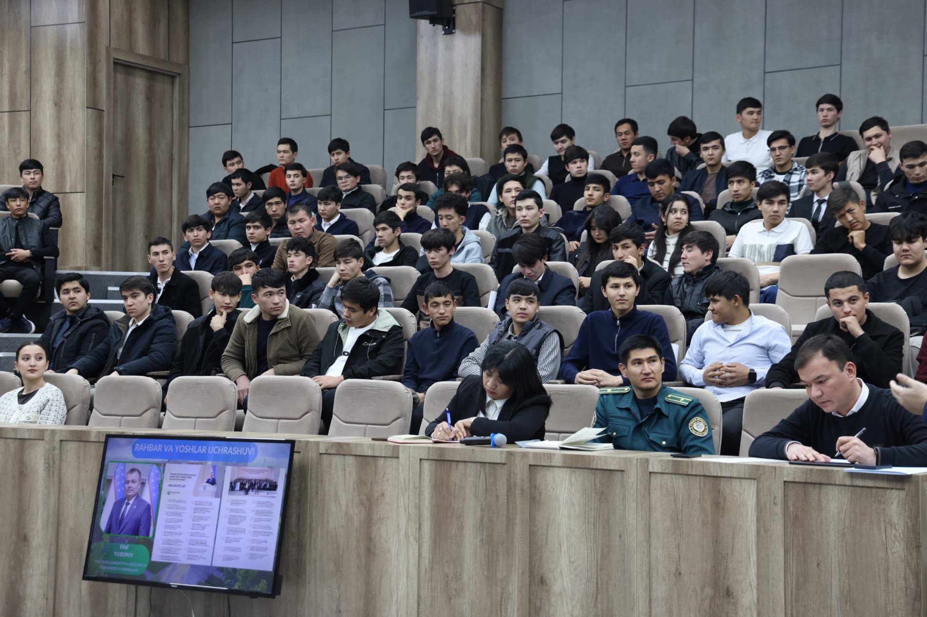 Заместитель министра провел встречу со студентами Университета геологических наук