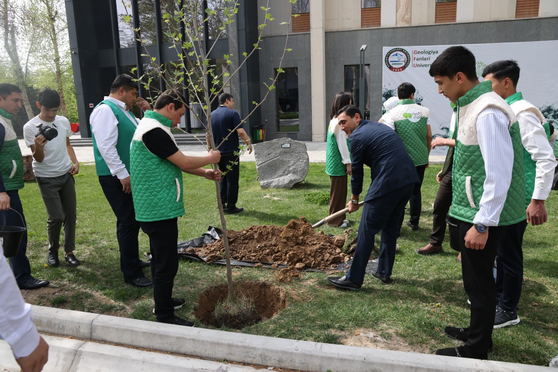 «Yashil makon»: руководители и молодежь совместно высадили саженцы деревьев