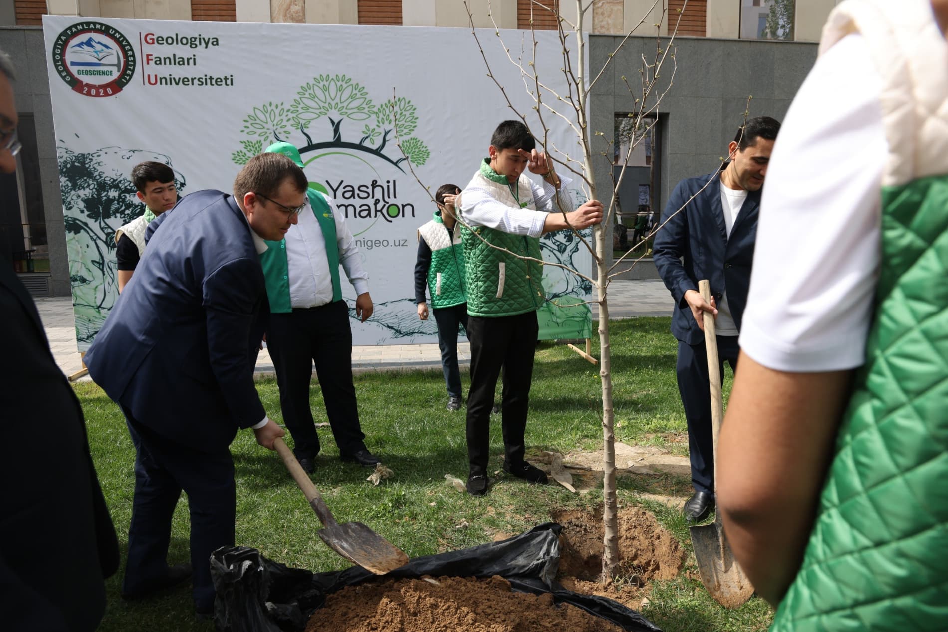«Yashil makon»: руководители и молодежь совместно высадили саженцы деревьев