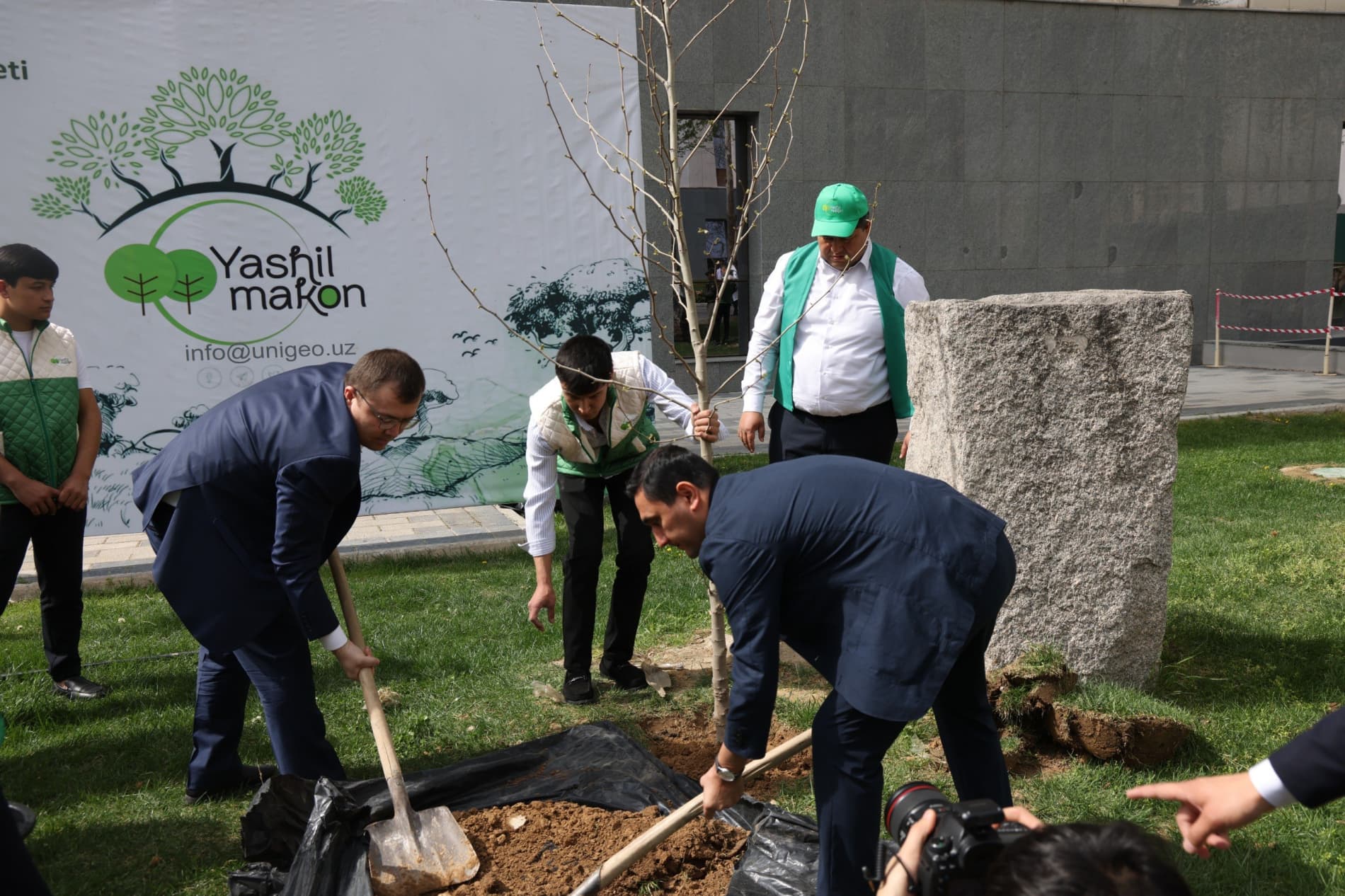 «Yashil makon»: руководители и молодежь совместно высадили саженцы деревьев