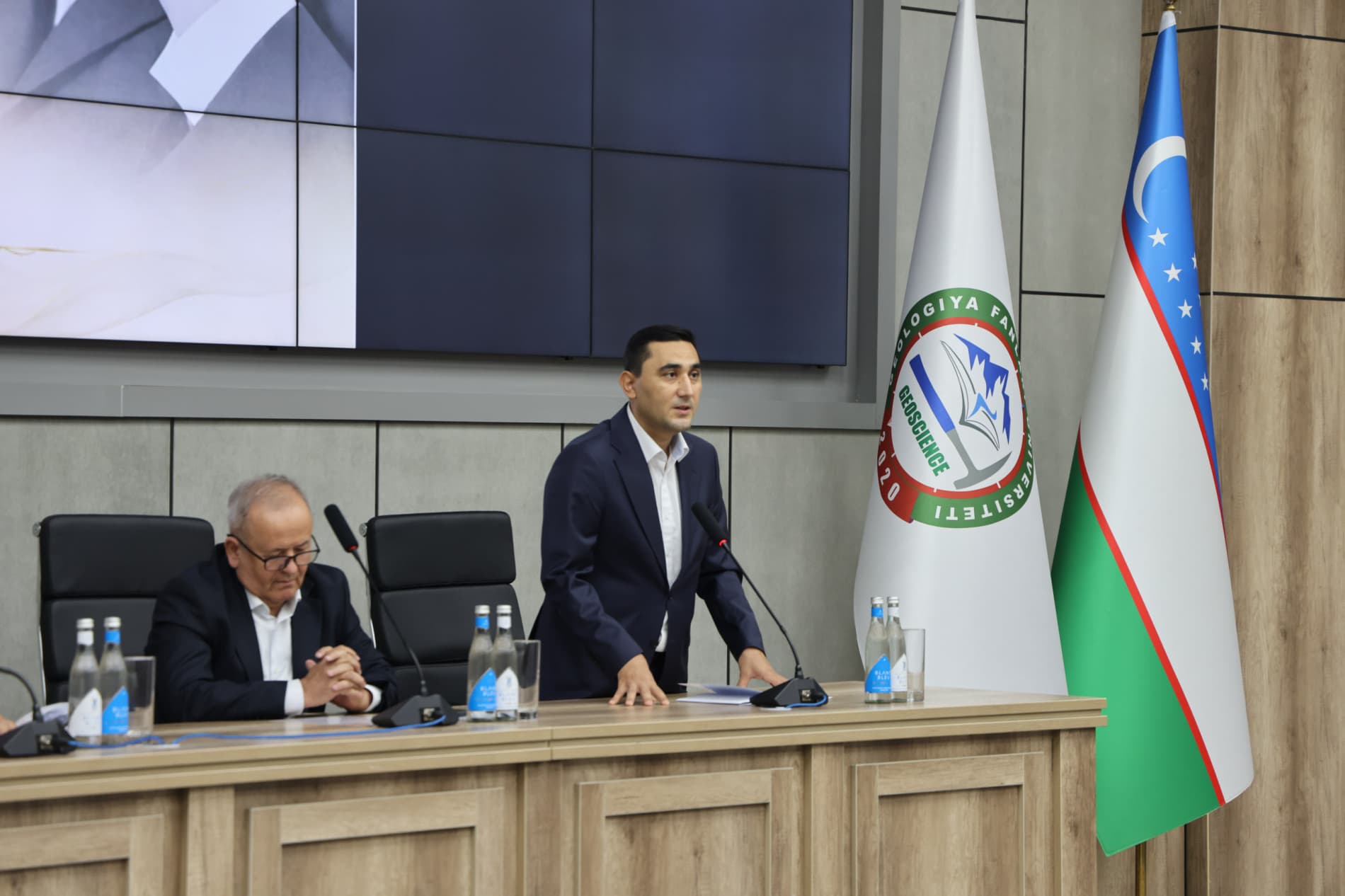 Tadbirda O‘zbekiston Respublikasi Oliy Majlisi Qonunchilik palatasi deputati N.Umarov, Kon-geologiya vazirligi va vazirlik tizimidagi tashkilotlar vakillari, Geologiya fanlari universiteti rektori A.Kadirxodjayev, shuningdek, N.Xodjibayevning oila a’zolar
