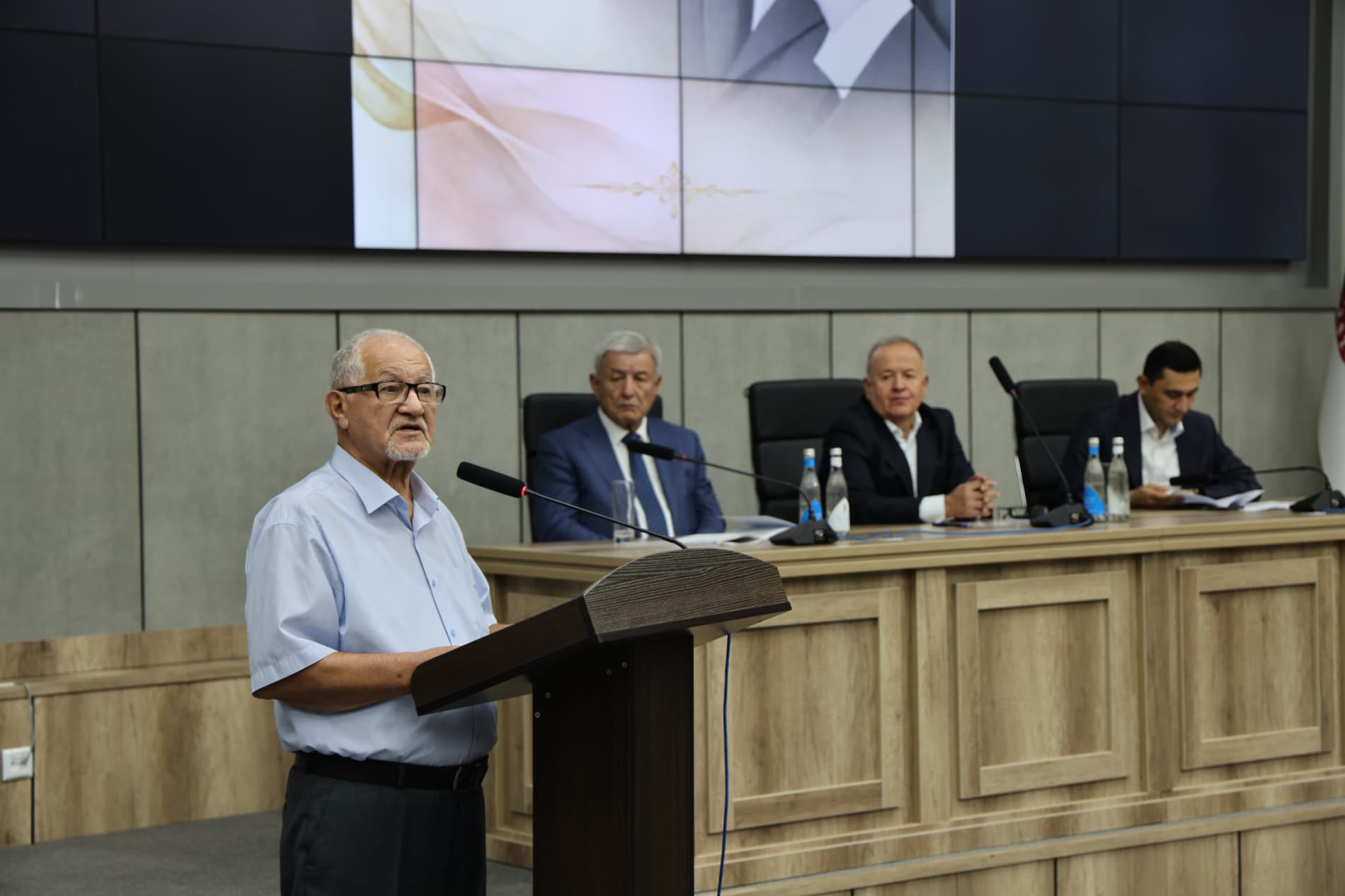 Tadbirda O‘zbekiston Respublikasi Oliy Majlisi Qonunchilik palatasi deputati N.Umarov, Kon-geologiya vazirligi va vazirlik tizimidagi tashkilotlar vakillari, Geologiya fanlari universiteti rektori A.Kadirxodjayev, shuningdek, N.Xodjibayevning oila a’zolar