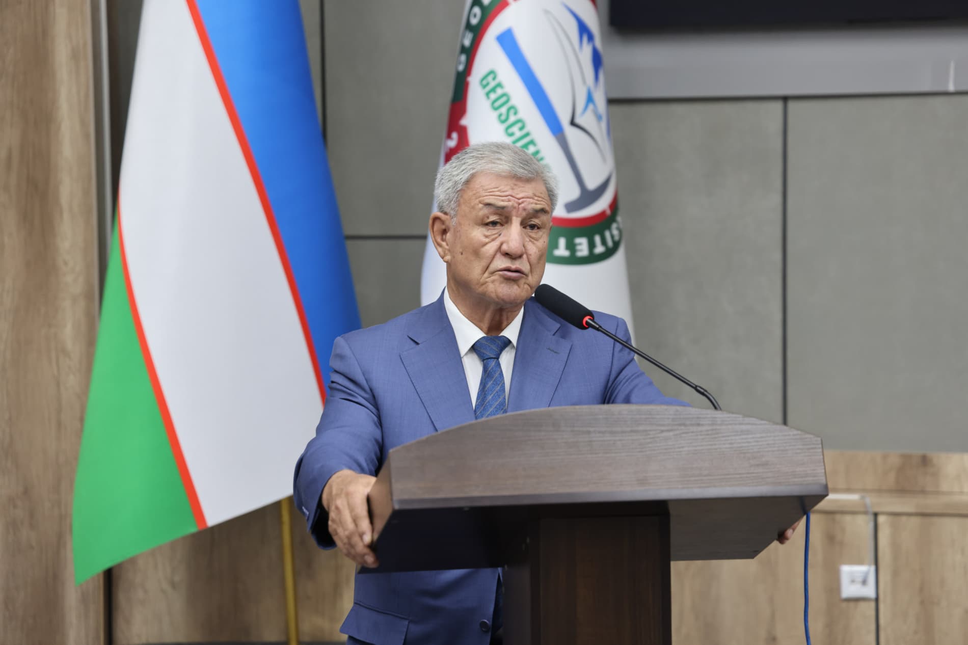 Tadbirda O‘zbekiston Respublikasi Oliy Majlisi Qonunchilik palatasi deputati N.Umarov, Kon-geologiya vazirligi va vazirlik tizimidagi tashkilotlar vakillari, Geologiya fanlari universiteti rektori A.Kadirxodjayev, shuningdek, N.Xodjibayevning oila a’zolar