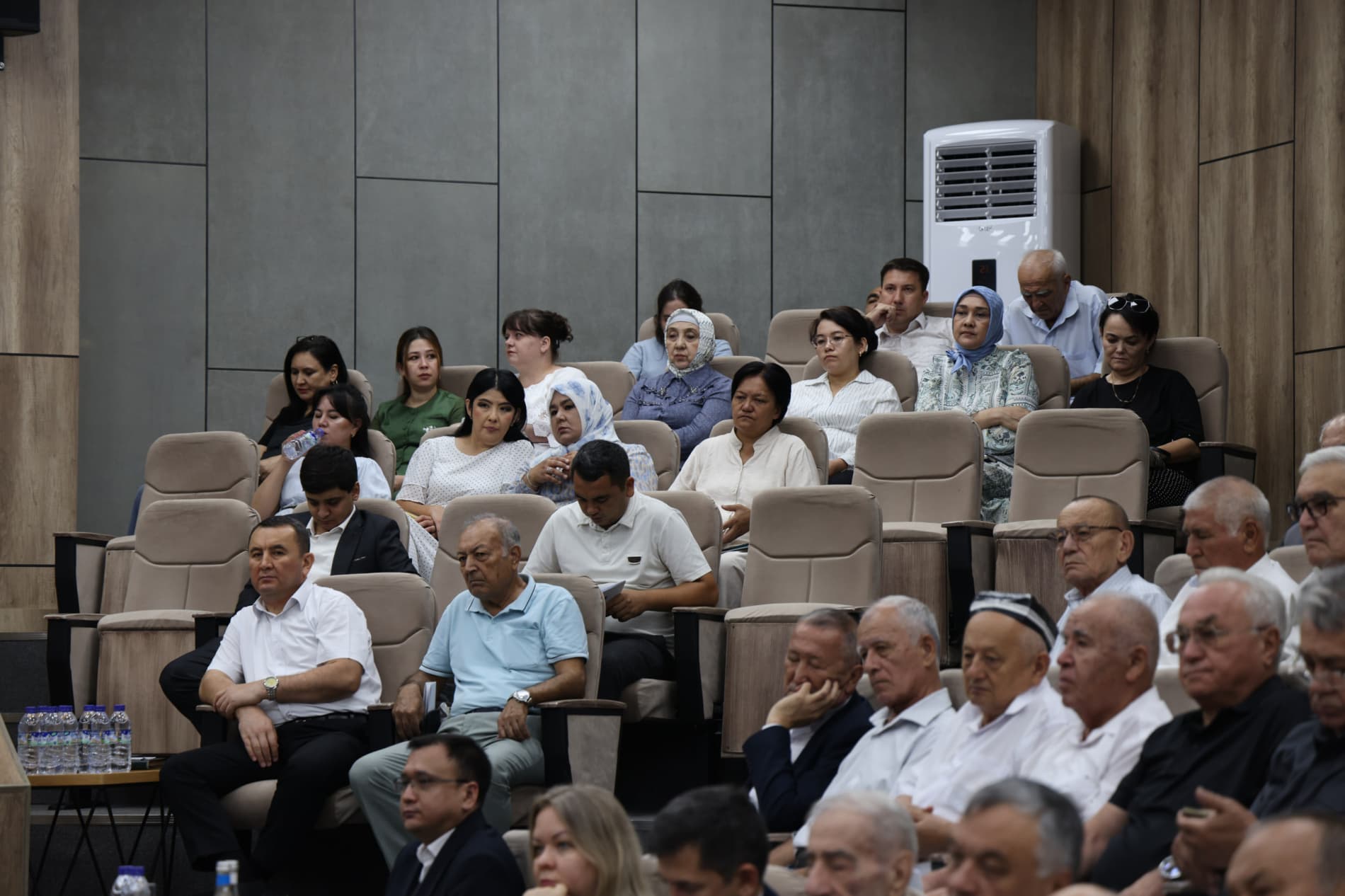 Tadbirda O‘zbekiston Respublikasi Oliy Majlisi Qonunchilik palatasi deputati N.Umarov, Kon-geologiya vazirligi va vazirlik tizimidagi tashkilotlar vakillari, Geologiya fanlari universiteti rektori A.Kadirxodjayev, shuningdek, N.Xodjibayevning oila a’zolar