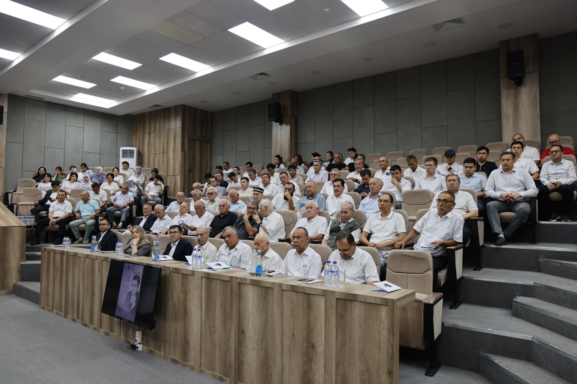 Tadbirda O‘zbekiston Respublikasi Oliy Majlisi Qonunchilik palatasi deputati N.Umarov, Kon-geologiya vazirligi va vazirlik tizimidagi tashkilotlar vakillari, Geologiya fanlari universiteti rektori A.Kadirxodjayev, shuningdek, N.Xodjibayevning oila a’zolar