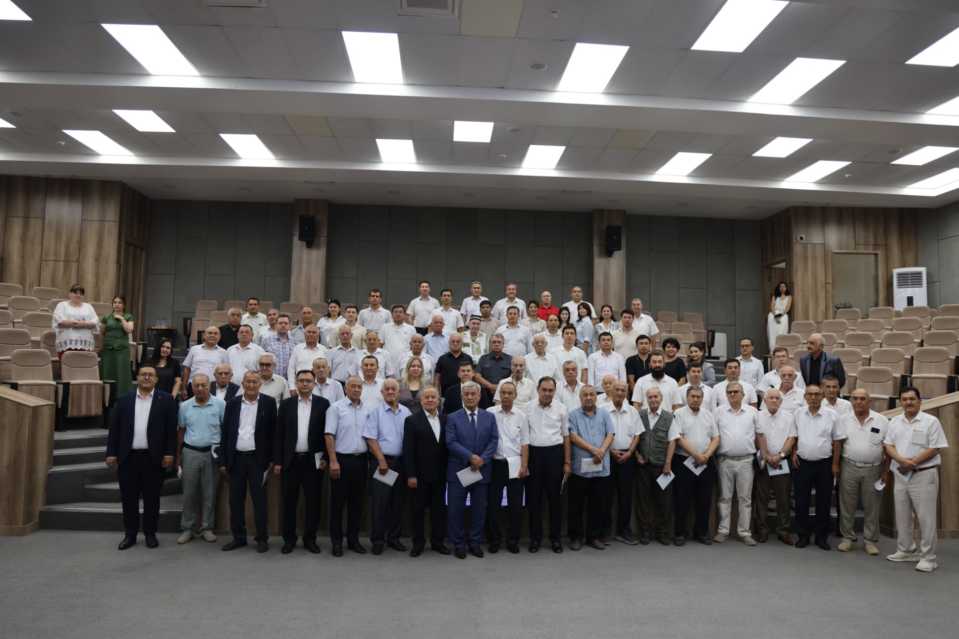 Tadbirda O‘zbekiston Respublikasi Oliy Majlisi Qonunchilik palatasi deputati N.Umarov, Kon-geologiya vazirligi va vazirlik tizimidagi tashkilotlar vakillari, Geologiya fanlari universiteti rektori A.Kadirxodjayev, shuningdek, N.Xodjibayevning oila a’zolar