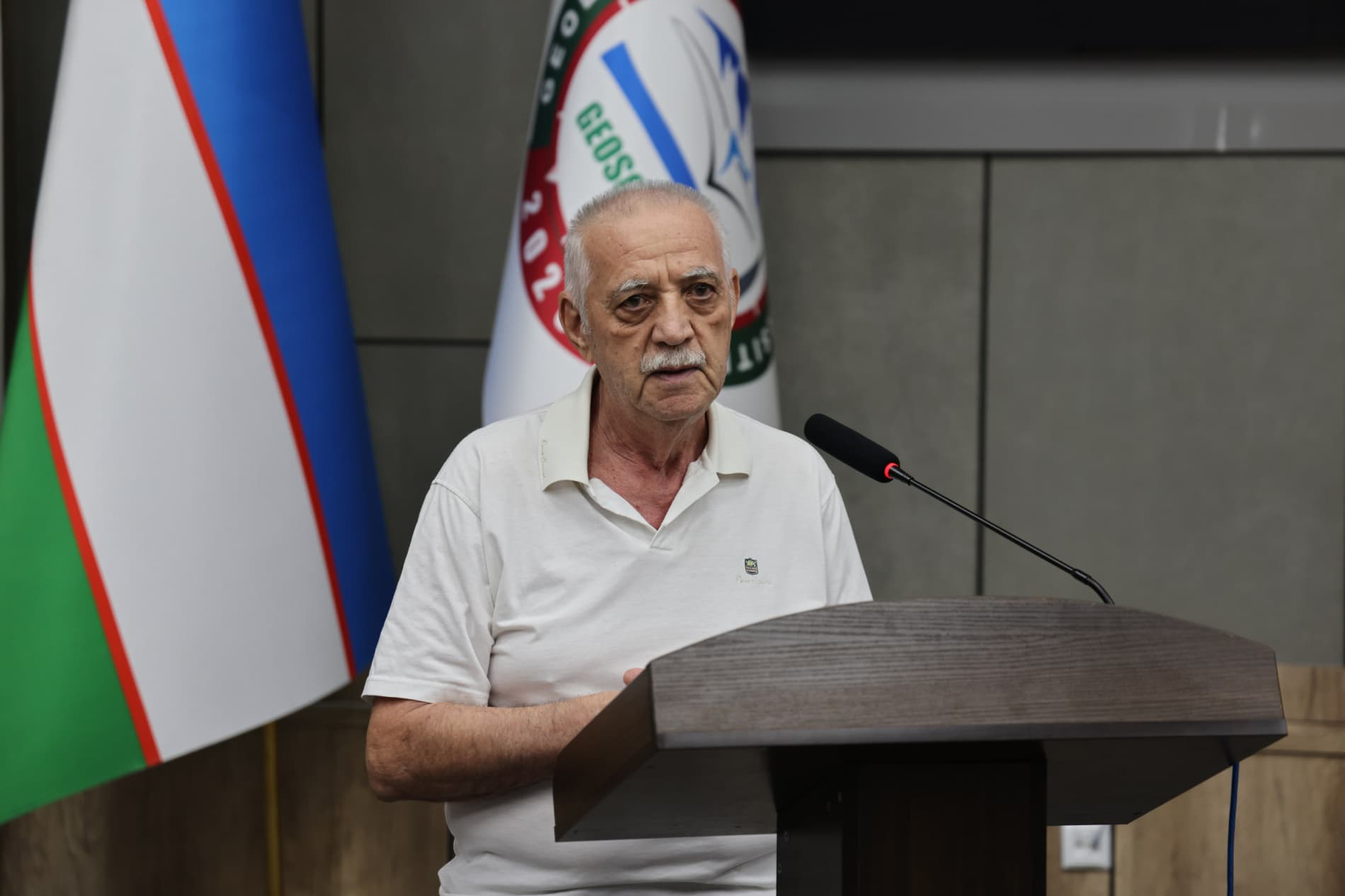 Tadbirda O‘zbekiston Respublikasi Oliy Majlisi Qonunchilik palatasi deputati N.Umarov, Kon-geologiya vazirligi va vazirlik tizimidagi tashkilotlar vakillari, Geologiya fanlari universiteti rektori A.Kadirxodjayev, shuningdek, N.Xodjibayevning oila a’zolar