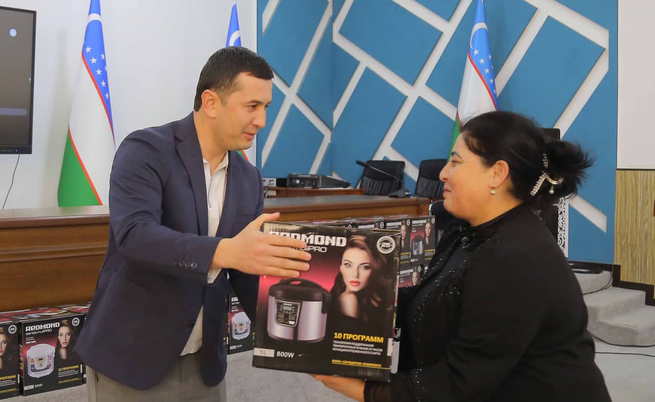 Xotin-qizlarga bayram sovg‘alari topshirildi