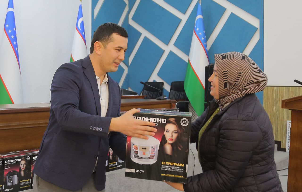 Xotin-qizlarga bayram sovg‘alari topshirildi