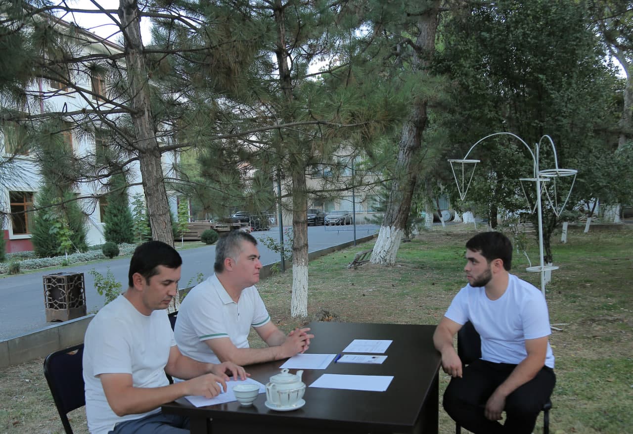 Yoshlarning bandligi va tadbirkorlik tashabbuslari muhokama qilindi