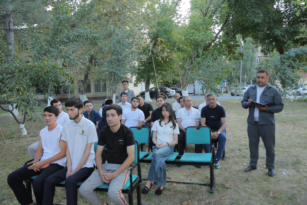 Yoshlarning bandligi va tadbirkorlik tashabbuslari muhokama qilindi