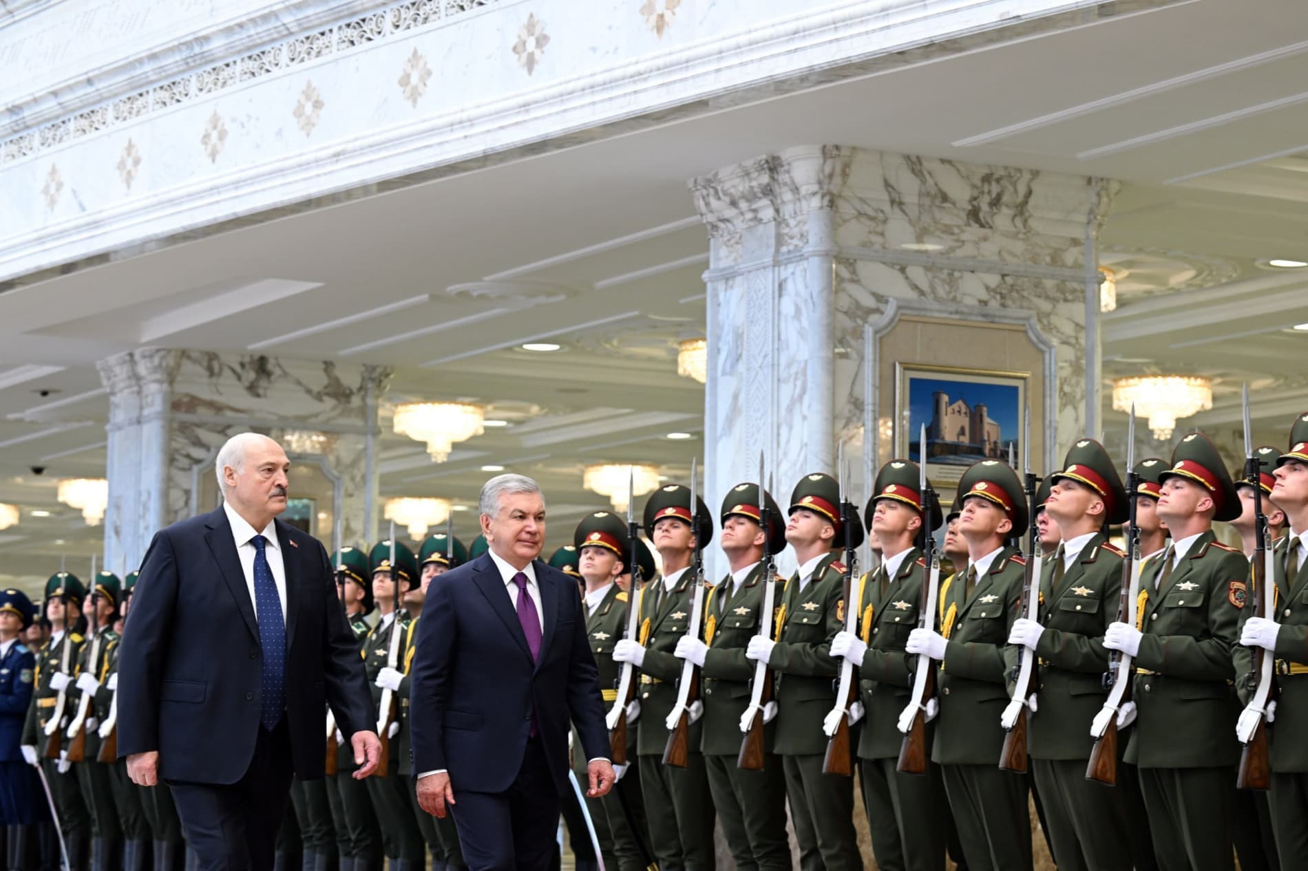 Minsk shahridagi Mustaqillik saroyida Oʻzbekiston Respublikasi Prezidenti Shavkat Mirziyoyevni rasmiy kutib olish marosimi boʻlib oʻtdi.